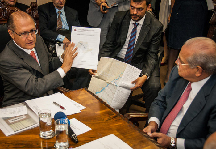 #O governador de São Paulo, Geraldo Alckmin se reúne com ministro dos Transportes, César Borges, para assinatura de termos de compromisso entre os governos federal e estadual para aportes na modernização da hidrovia Tietê-Paraná, em São Paulo. Brasília-DF, 23.10.2013