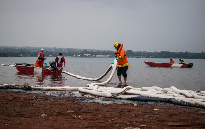 #Derramamento de óleo no Lago Paranoá - Brasília/DF - 17.10.2013